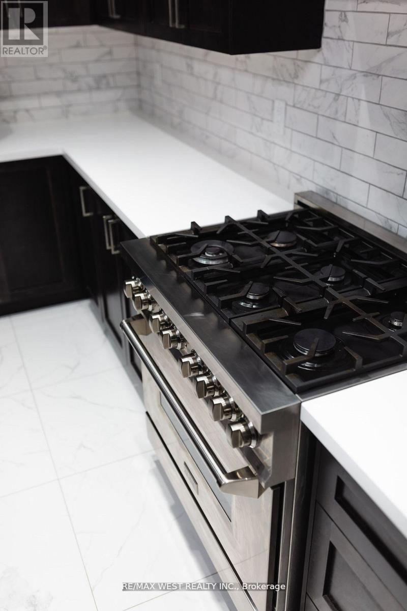 31 Frederick Taylor Way, East Gwillimbury, ON - Indoor Photo Showing Kitchen