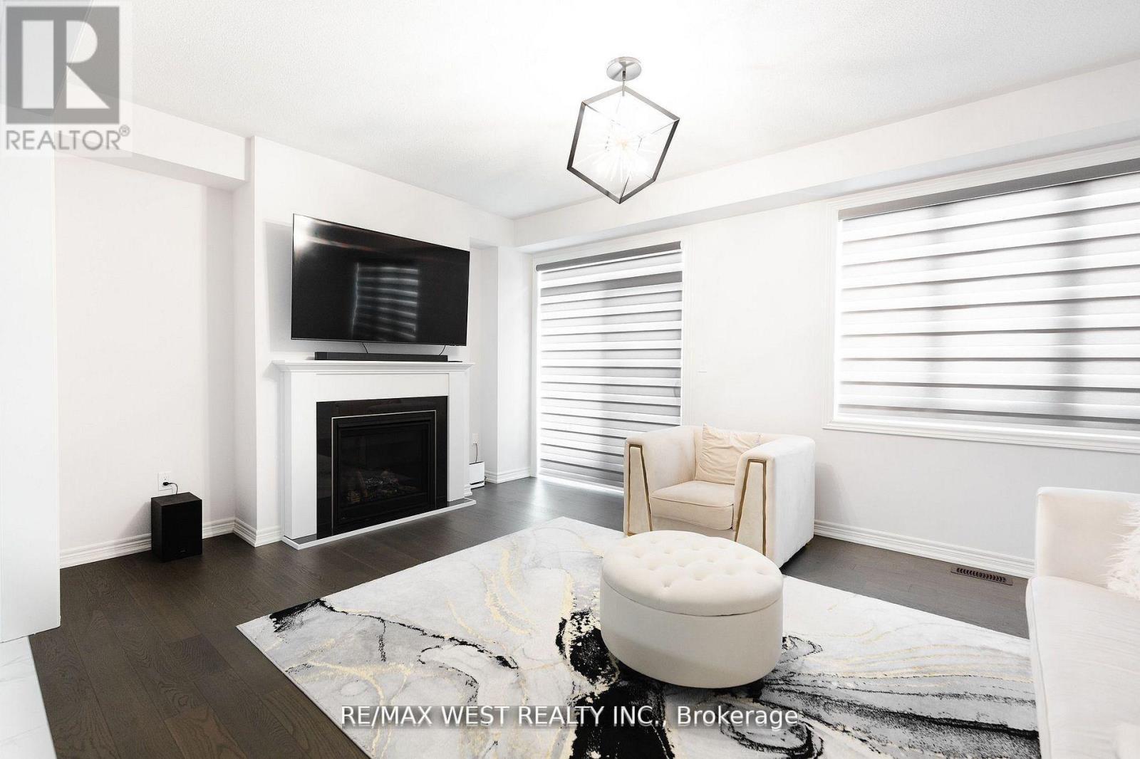 31 Frederick Taylor Way, East Gwillimbury, ON - Indoor Photo Showing Living Room With Fireplace