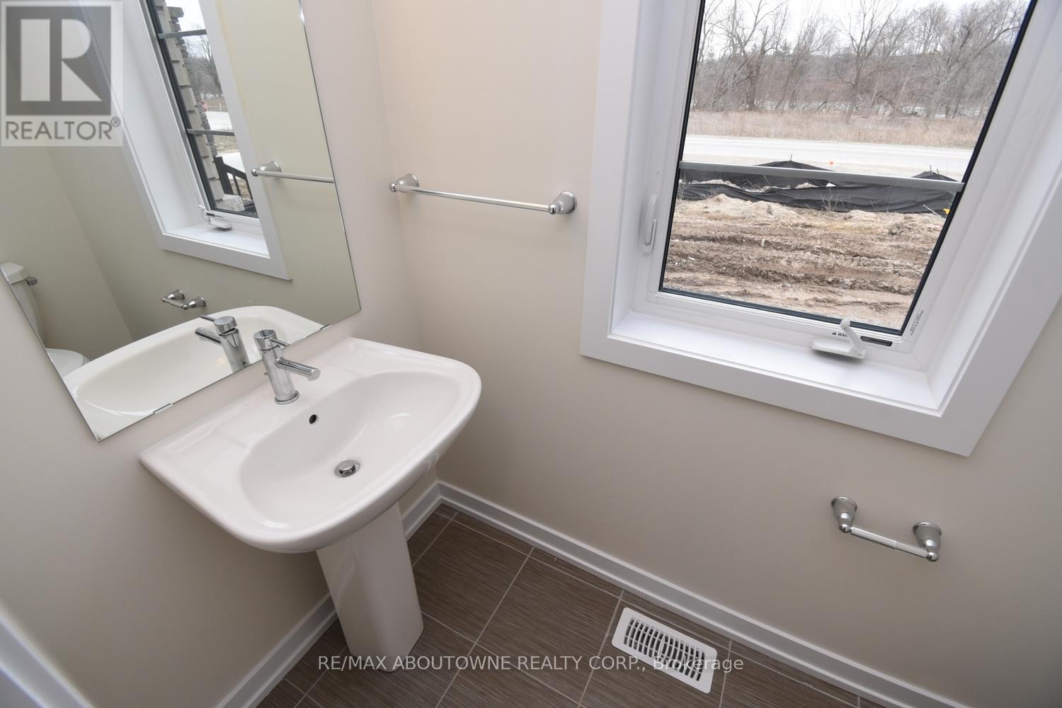 2 Sundin Drive S, Haldimand, ON - Indoor Photo Showing Bathroom