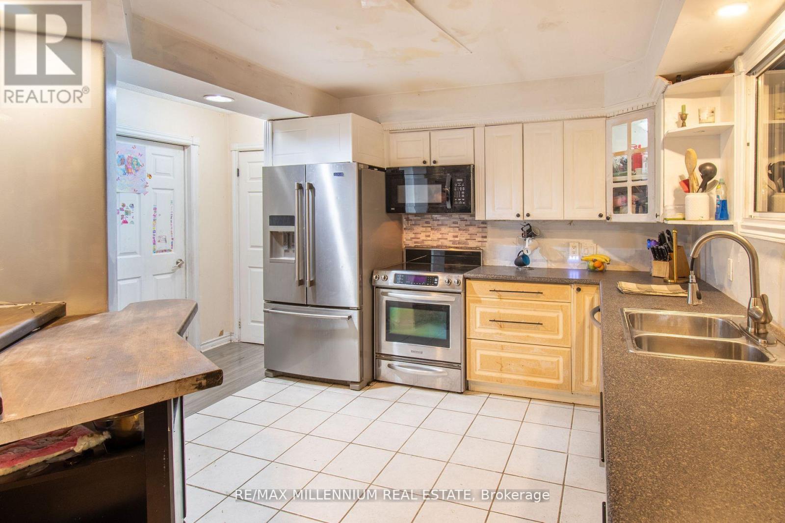 3021 Pinegrove Road, Springwater, ON - Indoor Photo Showing Kitchen With Double Sink