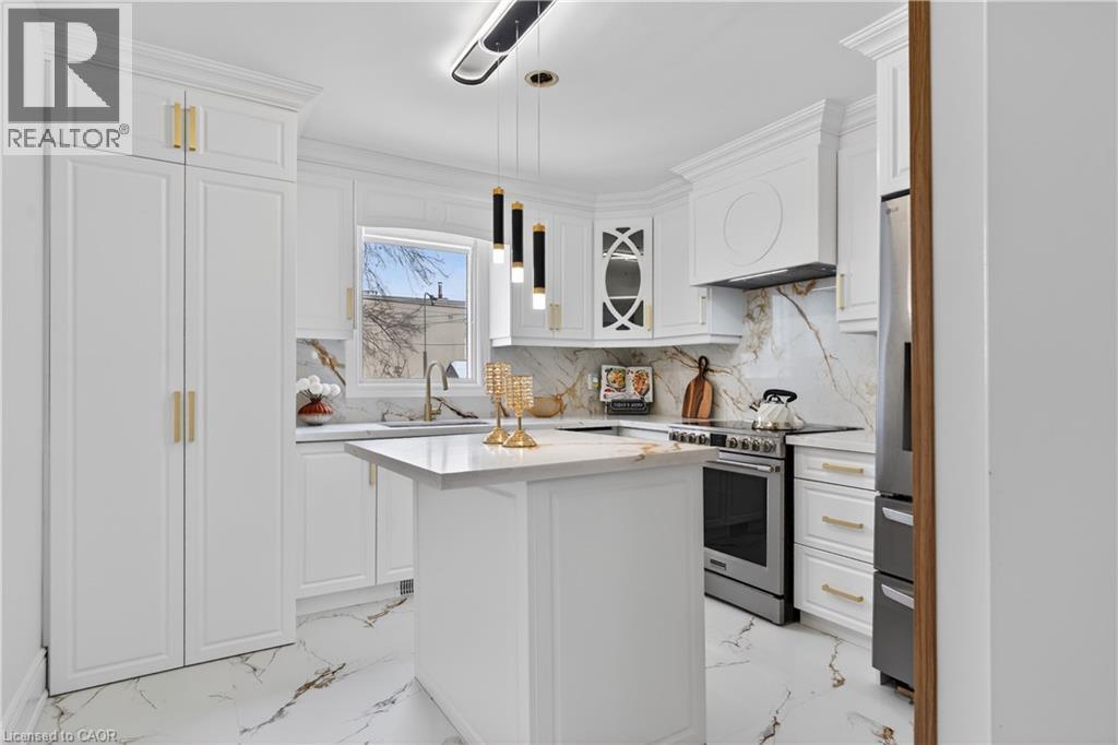 23 Edward Street, Hamilton, ON - Indoor Photo Showing Kitchen With Upgraded Kitchen