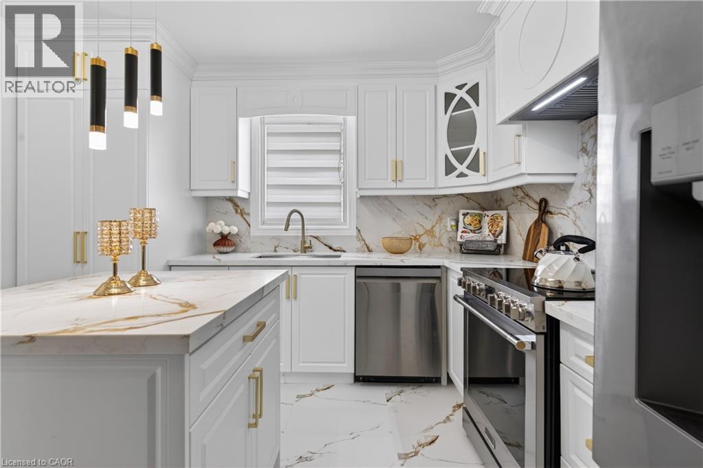 23 Edward Street, Hamilton, ON - Indoor Photo Showing Kitchen With Upgraded Kitchen