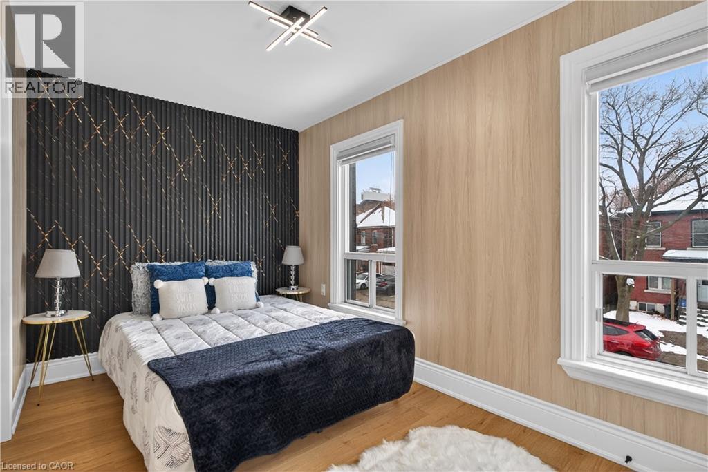 23 Edward Street, Hamilton, ON - Indoor Photo Showing Bedroom