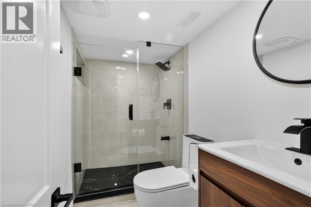 23 Edward Street, Hamilton, ON - Indoor Photo Showing Bathroom