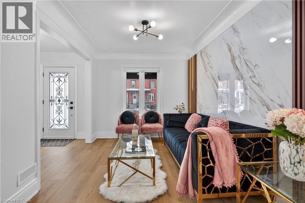 23 Edward Street, Hamilton, ON - Indoor Photo Showing Living Room