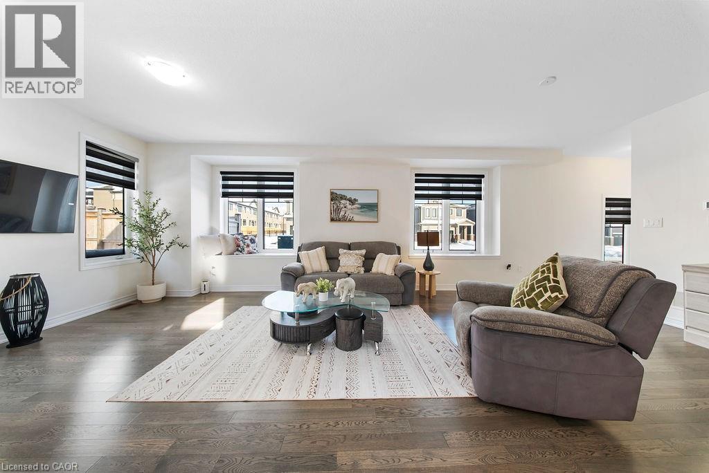 175 Blackbird Way, Mount Hope, ON - Indoor Photo Showing Living Room
