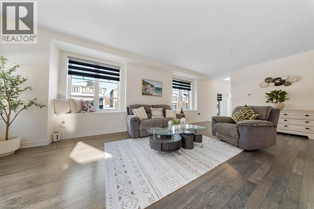 175 Blackbird Way, Mount Hope, ON - Indoor Photo Showing Living Room