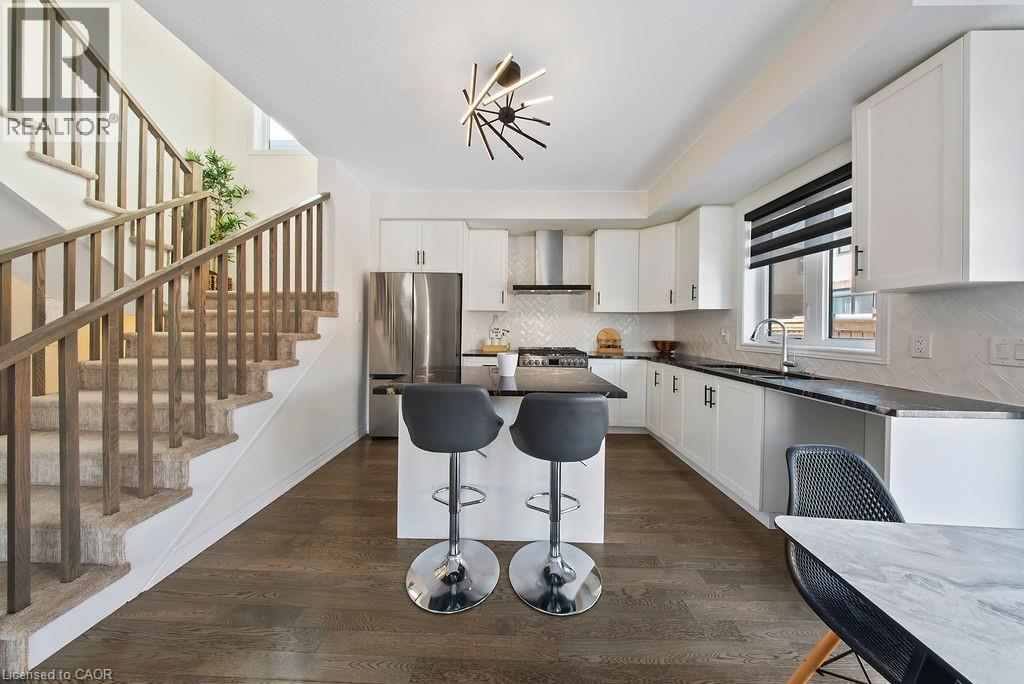 175 Blackbird Way, Mount Hope, ON - Indoor Photo Showing Kitchen With Stainless Steel Kitchen With Upgraded Kitchen