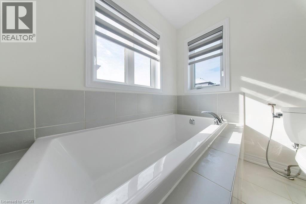 175 Blackbird Way, Mount Hope, ON - Indoor Photo Showing Bathroom