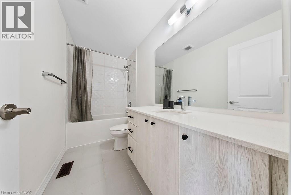 175 Blackbird Way, Mount Hope, ON - Indoor Photo Showing Bathroom
