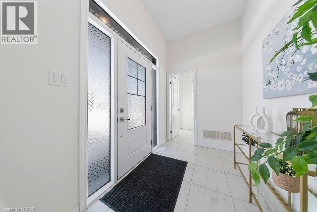 175 Blackbird Way, Mount Hope, ON - Indoor Photo Showing Other Room