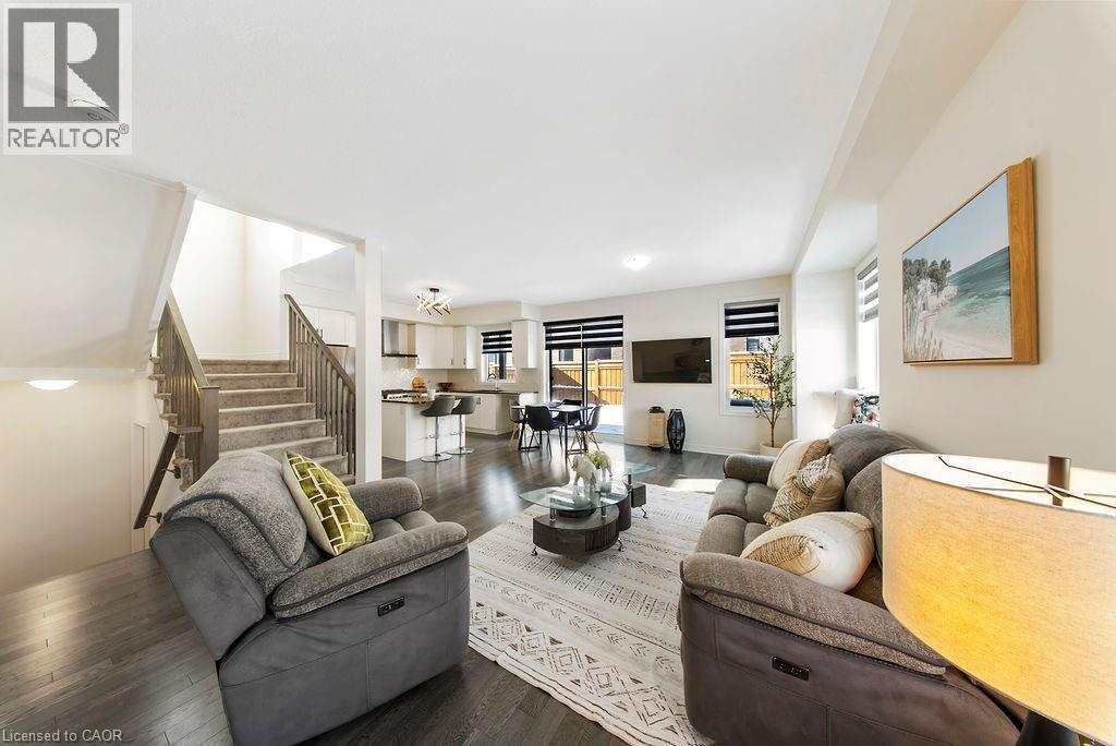 175 Blackbird Way, Mount Hope, ON - Indoor Photo Showing Living Room