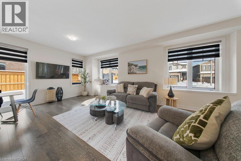 175 Blackbird Way, Mount Hope, ON - Indoor Photo Showing Living Room