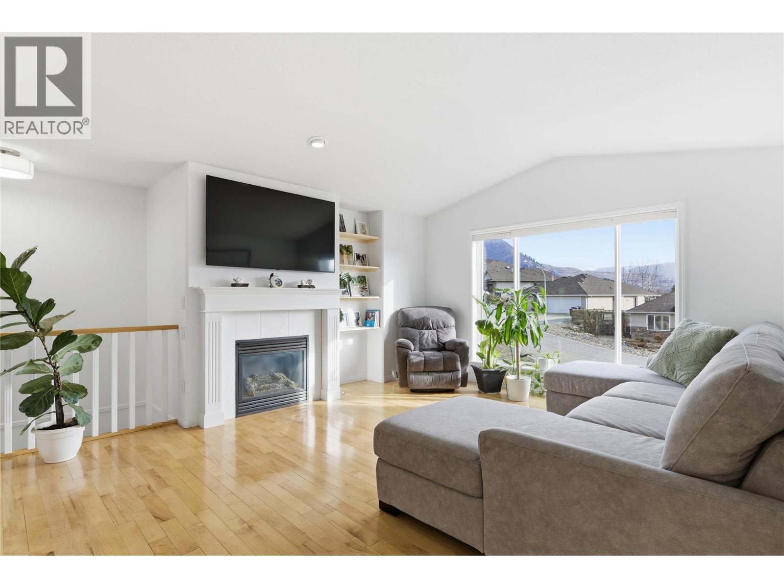 1492 Longley Crescent, Kelowna, BC - Indoor Photo Showing Living Room With Fireplace