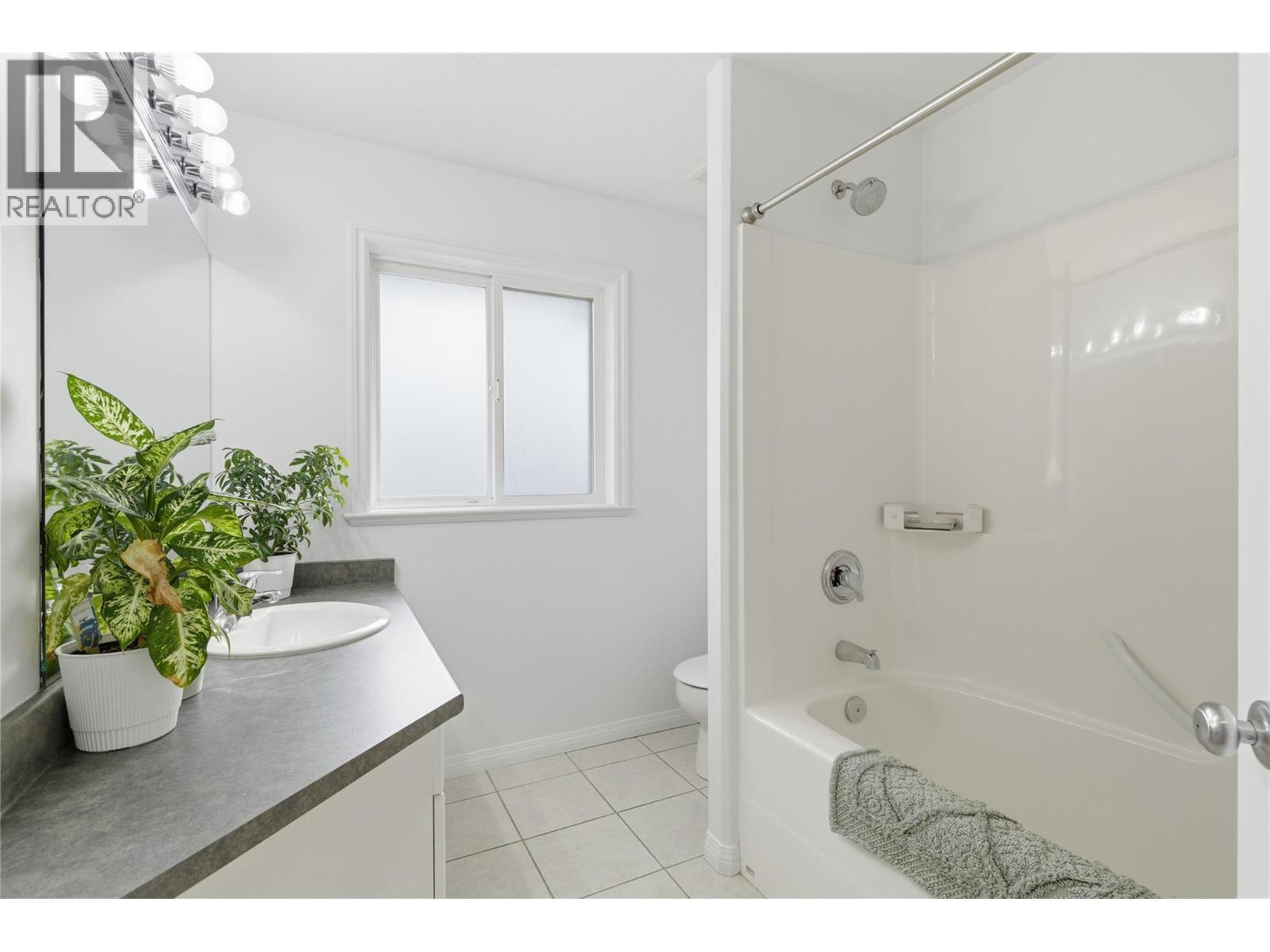 1492 Longley Crescent, Kelowna, BC - Indoor Photo Showing Bathroom