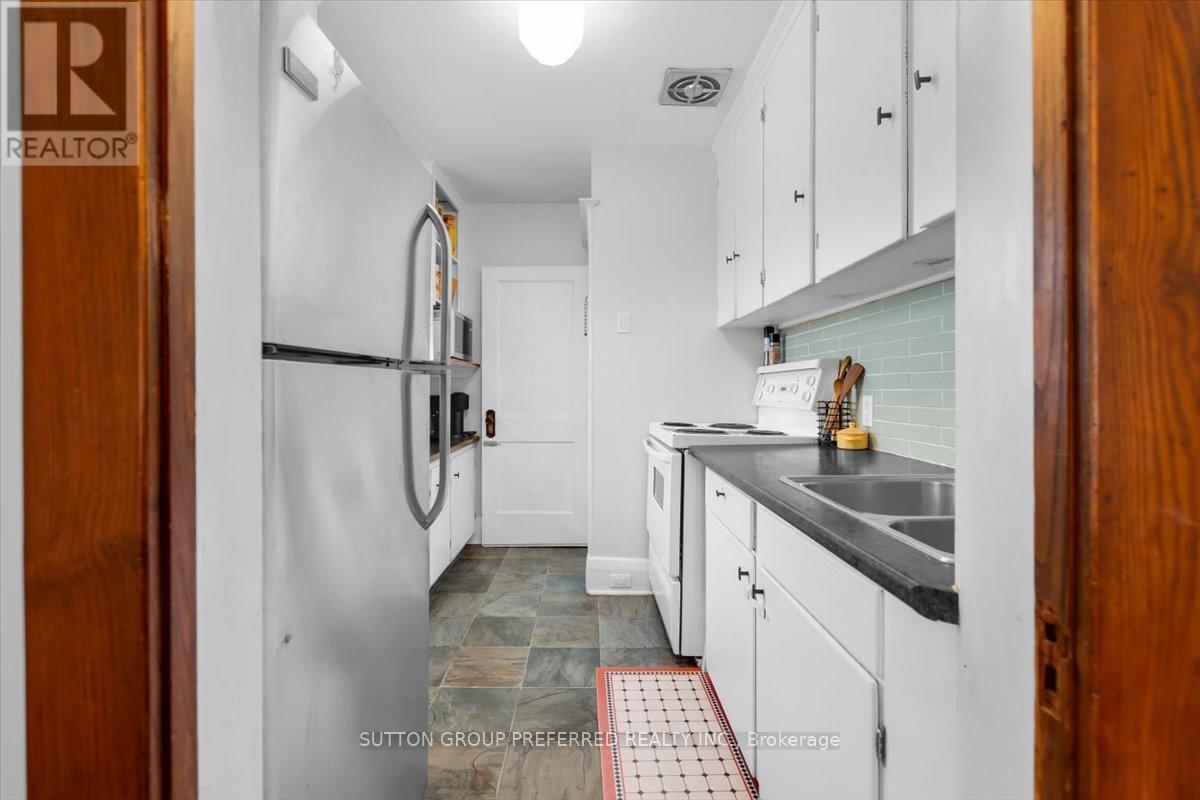 18 Tecumseh Avenue E, London South (South F), ON - Indoor Photo Showing Kitchen With Double Sink