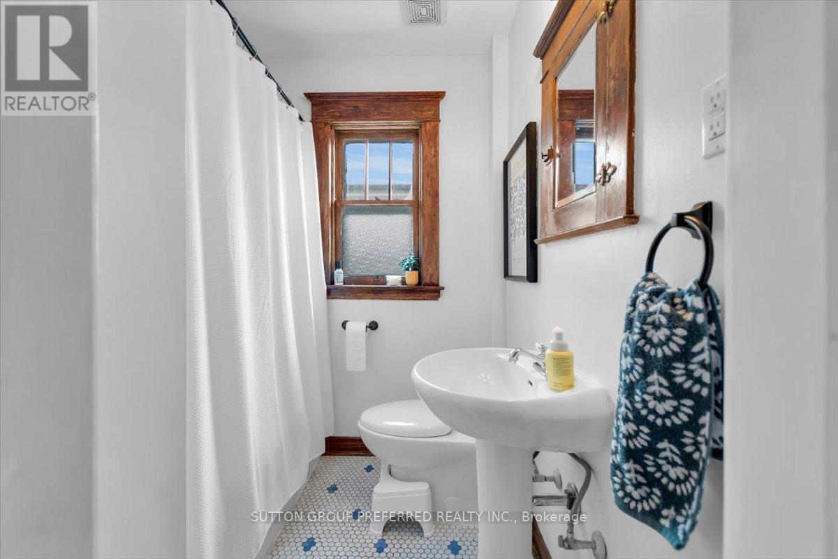 18 Tecumseh Avenue E, London South (South F), ON - Indoor Photo Showing Bathroom