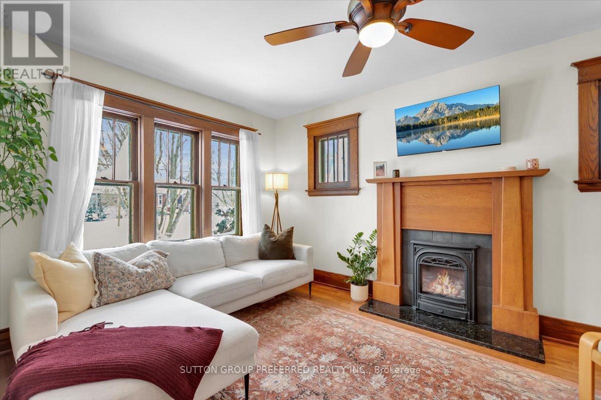 18 Tecumseh Avenue E, London South (South F), ON - Indoor Photo Showing Living Room With Fireplace