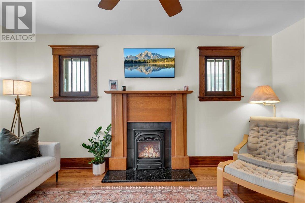 18 Tecumseh Avenue E, London South (South F), ON - Indoor Photo Showing Living Room With Fireplace