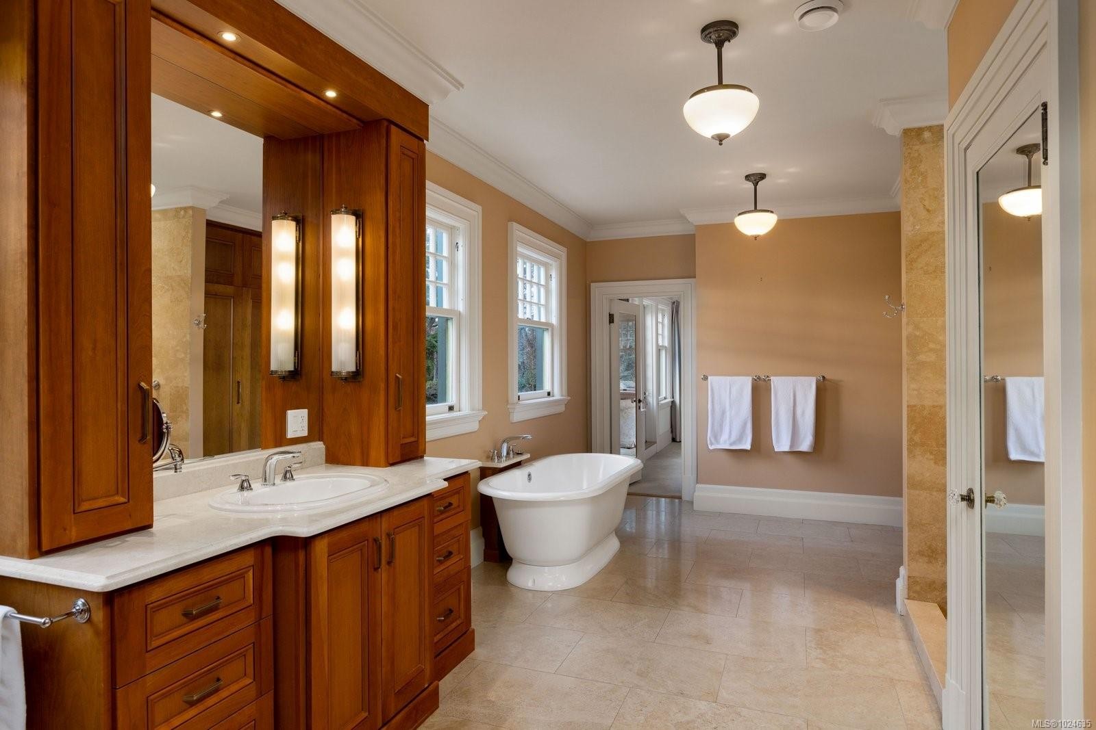 3175 Beach Dr, Oak Bay, BC
