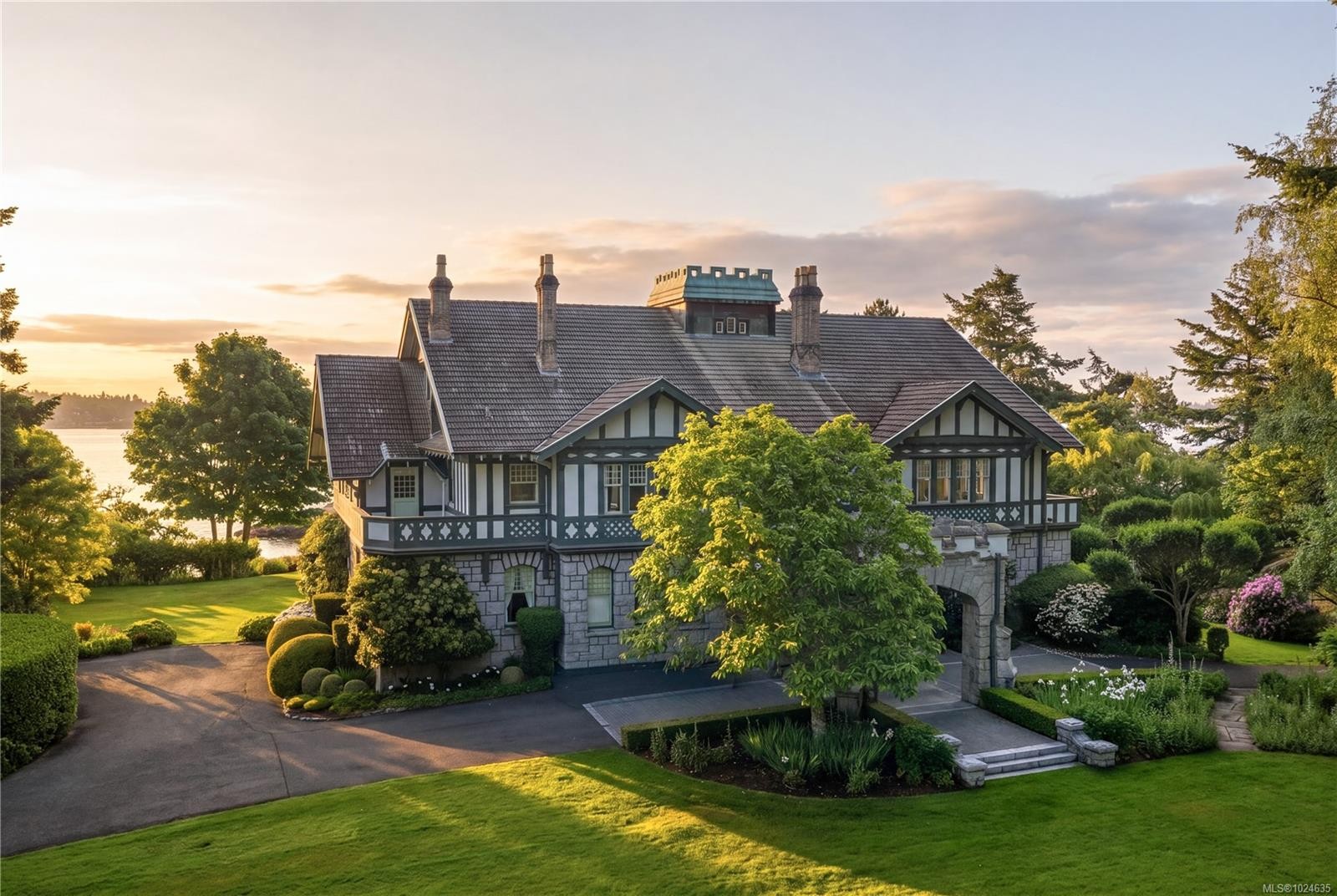 3175 Beach Dr, Oak Bay, BC