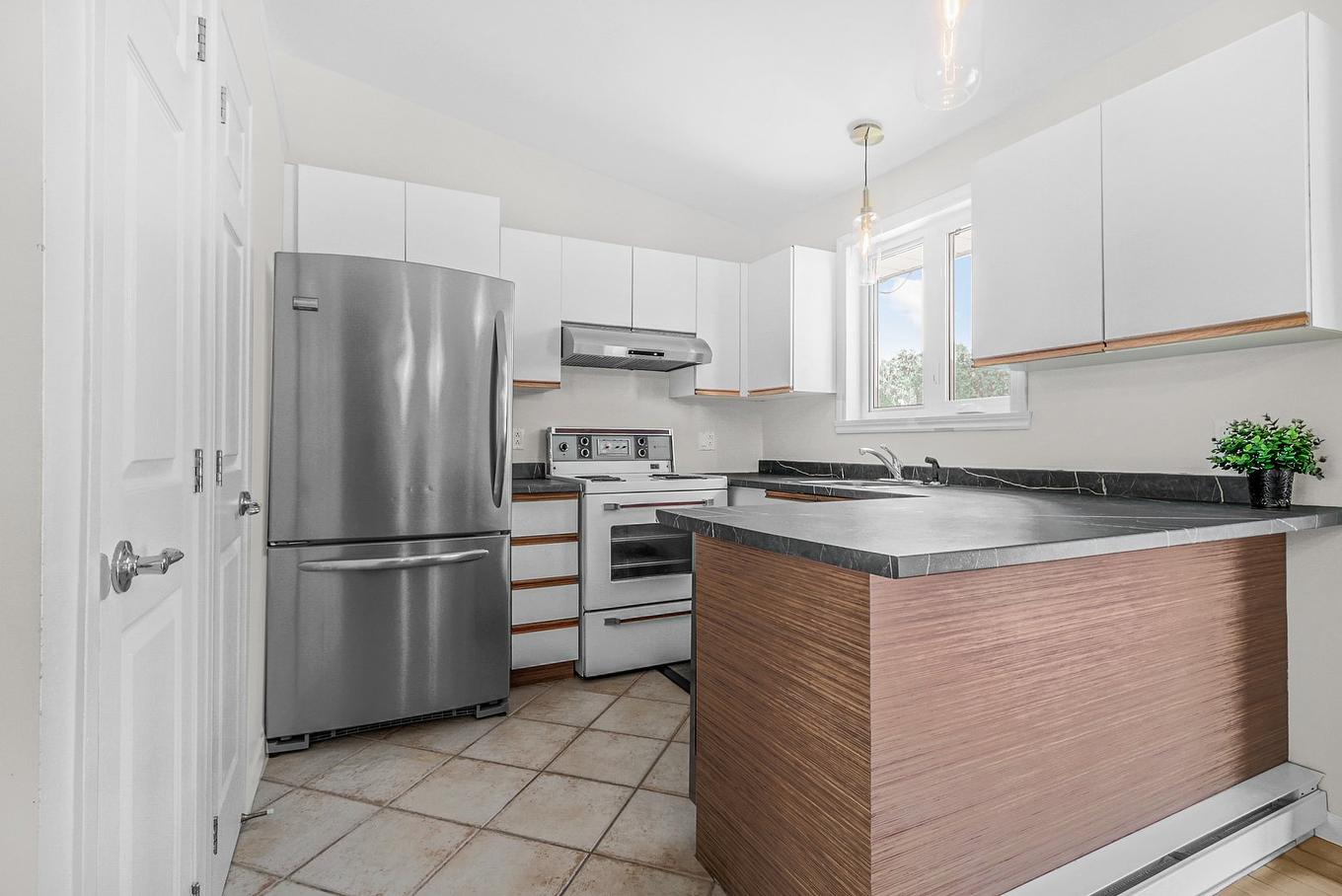 Kitchen - 1300 Rue Touzeau, Québec (Sainte-Foy/Sillery/Cap-Rouge), QC - Indoor Photo Showing Kitchen