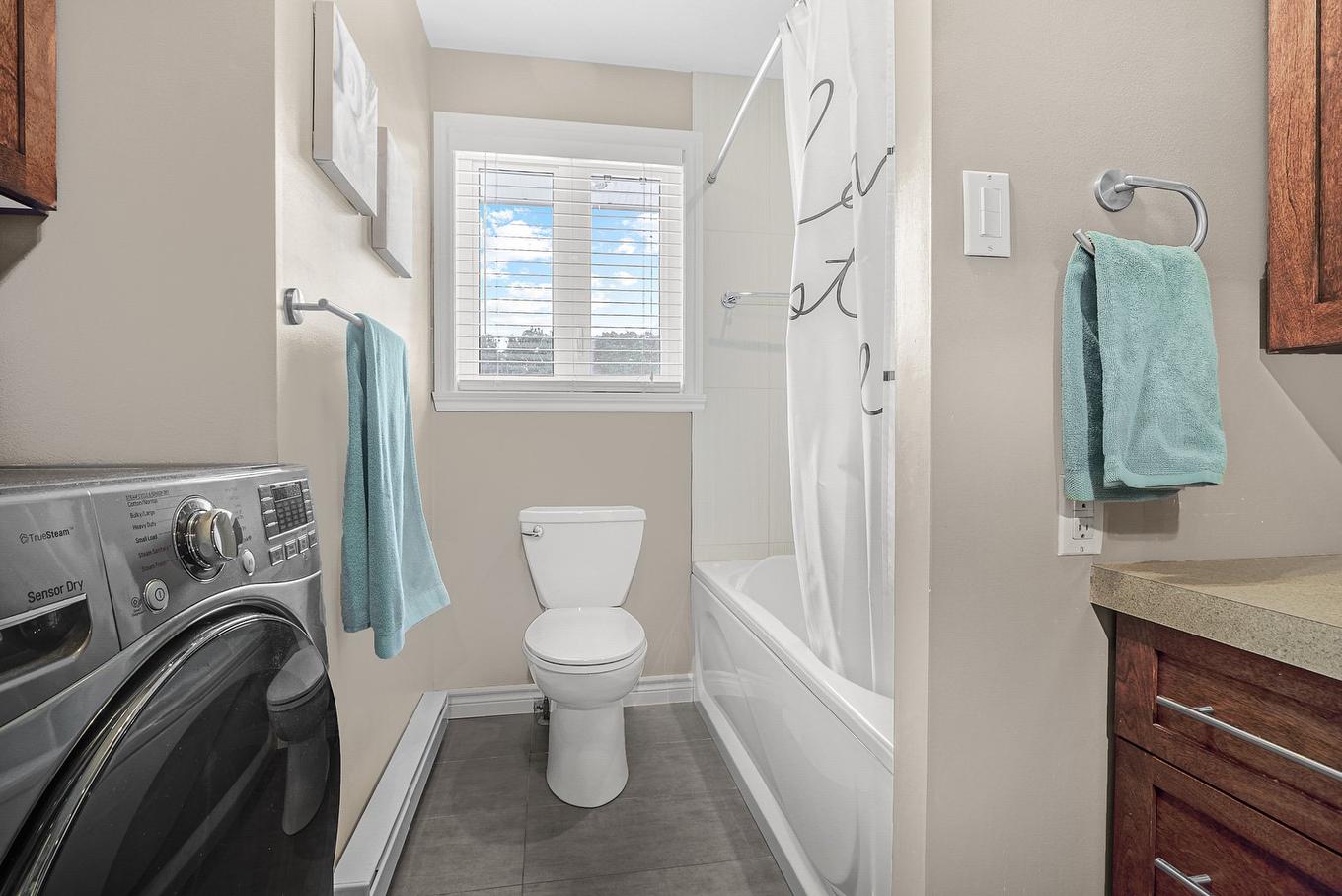 Bathroom - 1300 Rue Touzeau, Québec (Sainte-Foy/Sillery/Cap-Rouge), QC - Indoor Photo Showing Laundry Room