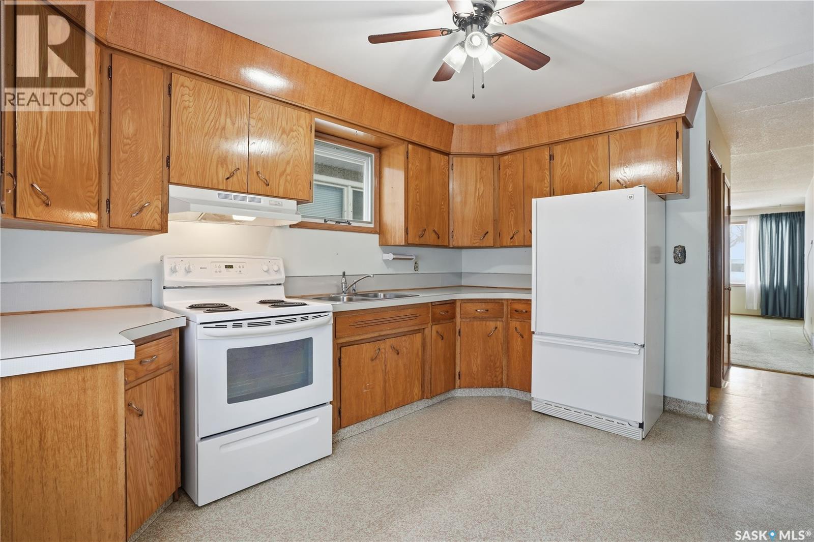 2269 Reynolds Street, Regina, SK - Indoor Photo Showing Kitchen With Double Sink