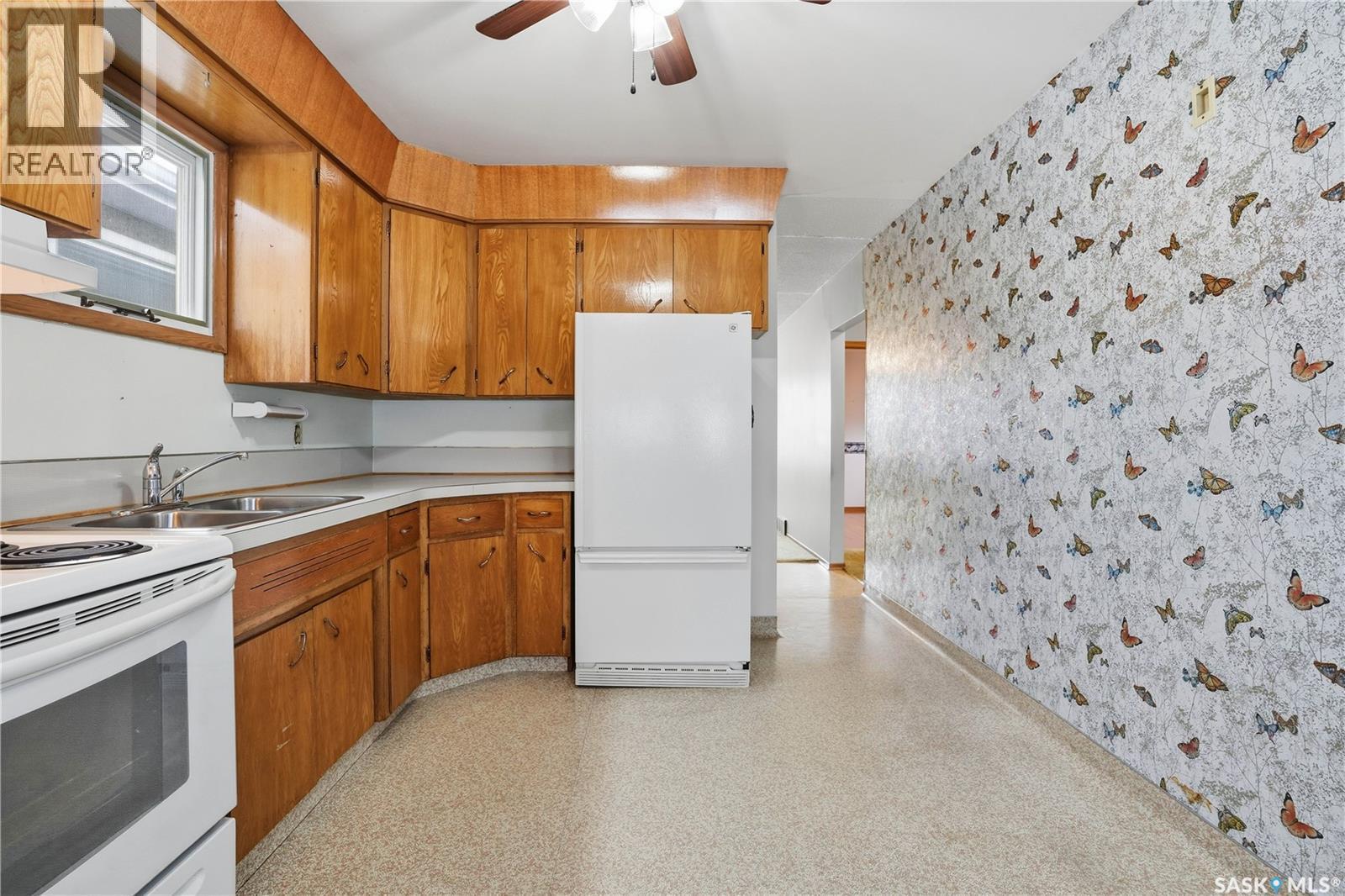 2269 Reynolds Street, Regina, SK - Indoor Photo Showing Kitchen With Double Sink
