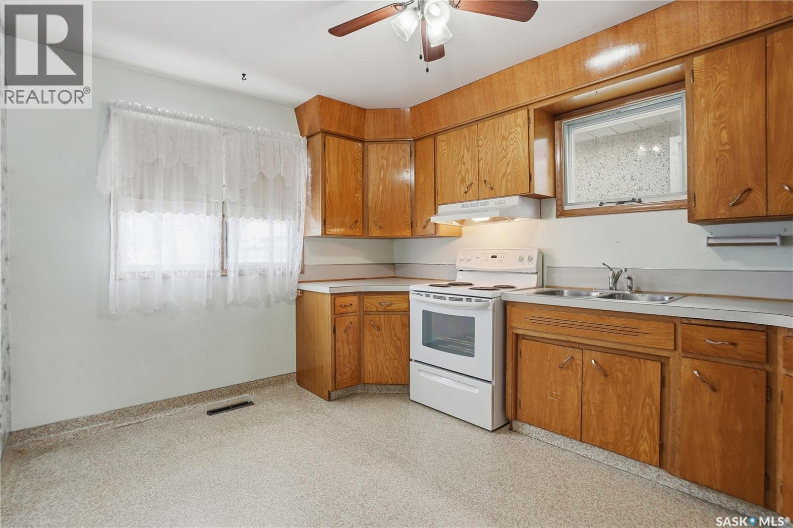 2269 Reynolds Street, Regina, SK - Indoor Photo Showing Kitchen With Double Sink