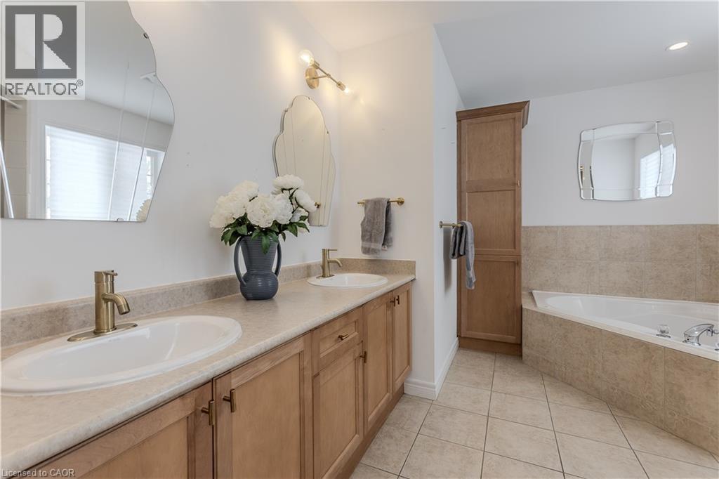 2055 Mountain Grove Avenue, Burlington, ON - Indoor Photo Showing Bathroom