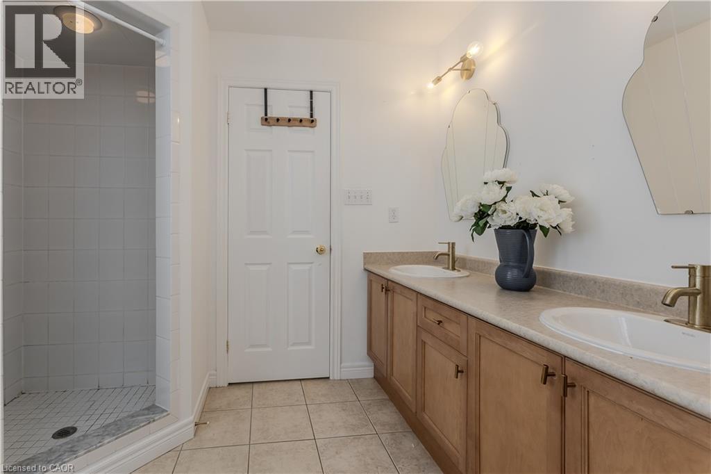 2055 Mountain Grove Avenue, Burlington, ON - Indoor Photo Showing Bathroom