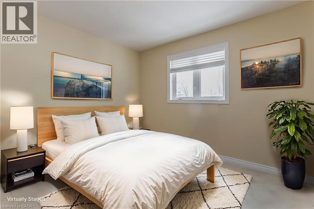 2055 Mountain Grove Avenue, Burlington, ON - Indoor Photo Showing Bedroom