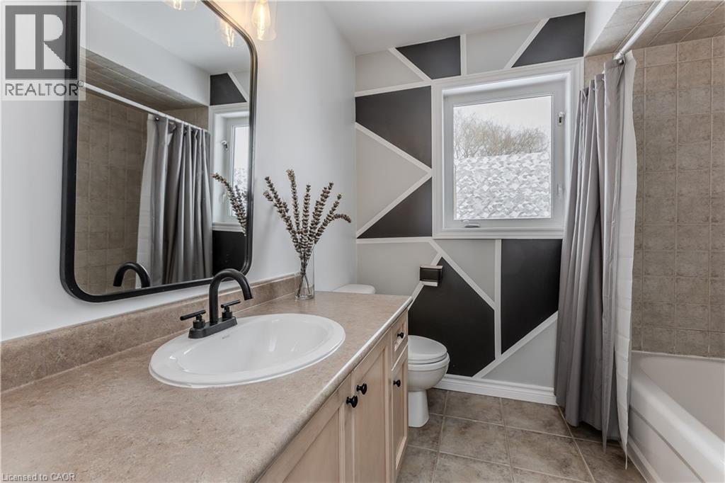 2055 Mountain Grove Avenue, Burlington, ON - Indoor Photo Showing Bathroom