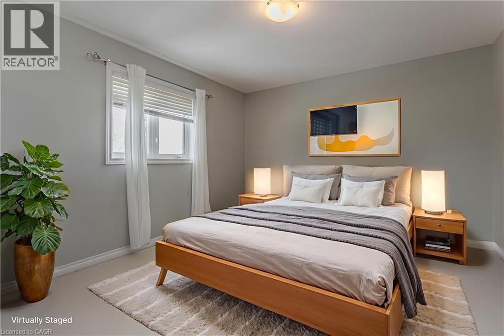 2055 Mountain Grove Avenue, Burlington, ON - Indoor Photo Showing Bedroom
