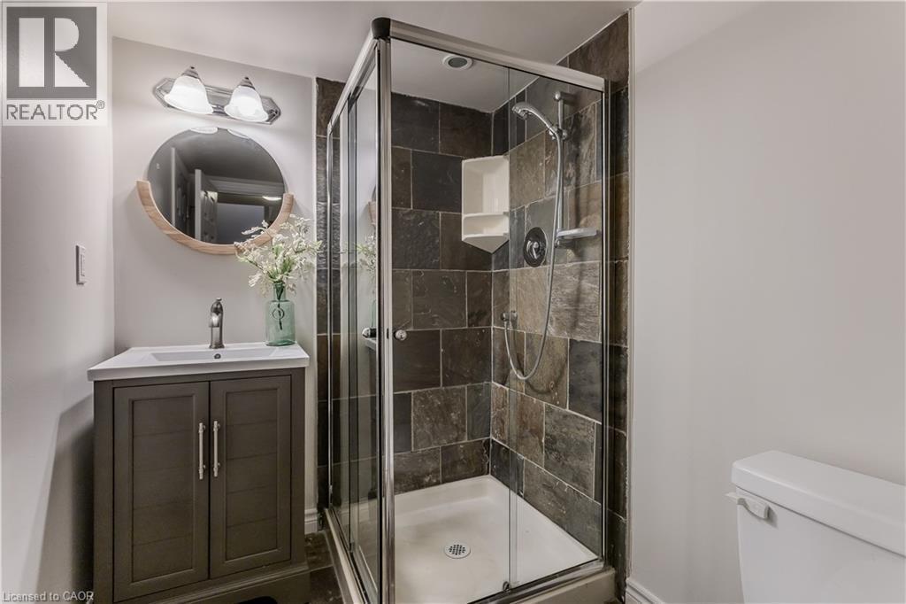 2055 Mountain Grove Avenue, Burlington, ON - Indoor Photo Showing Bathroom