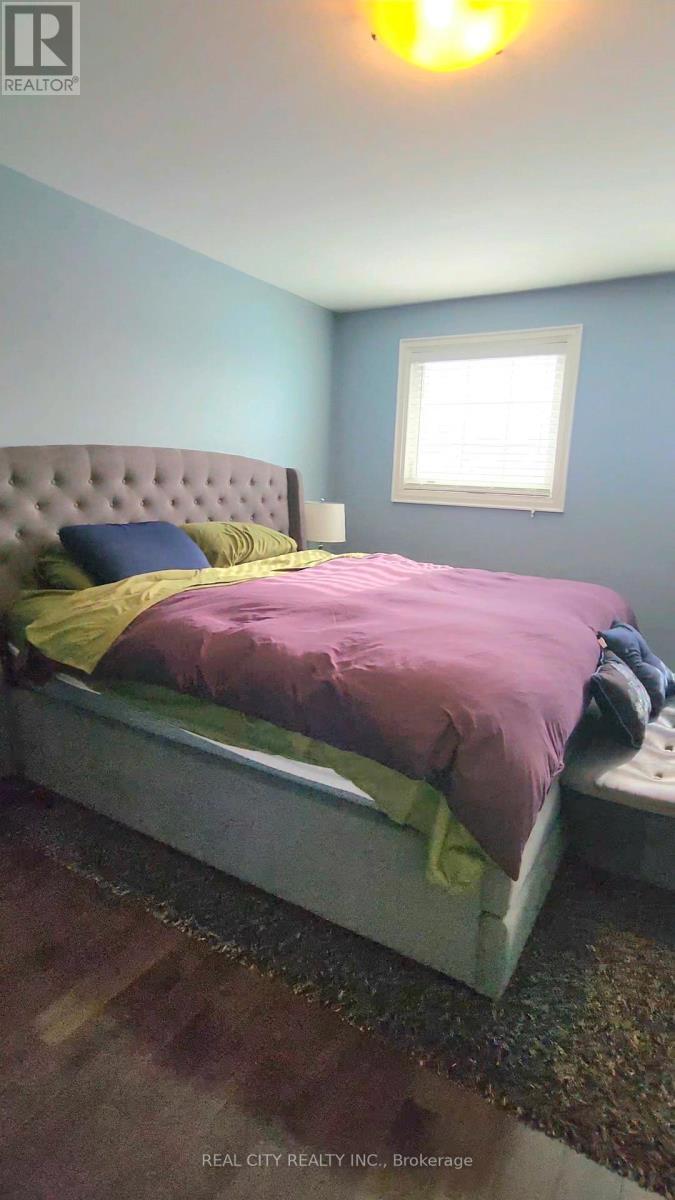 229 Kingsbridge Garden Circle, Mississauga, ON - Indoor Photo Showing Bedroom