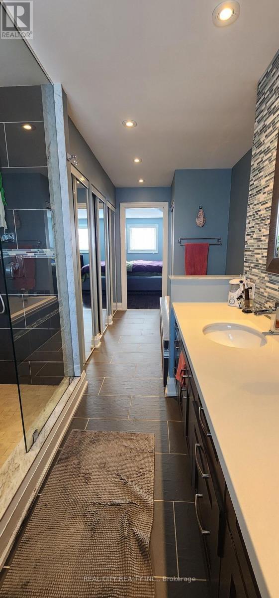 229 Kingsbridge Garden Circle, Mississauga, ON - Indoor Photo Showing Bathroom