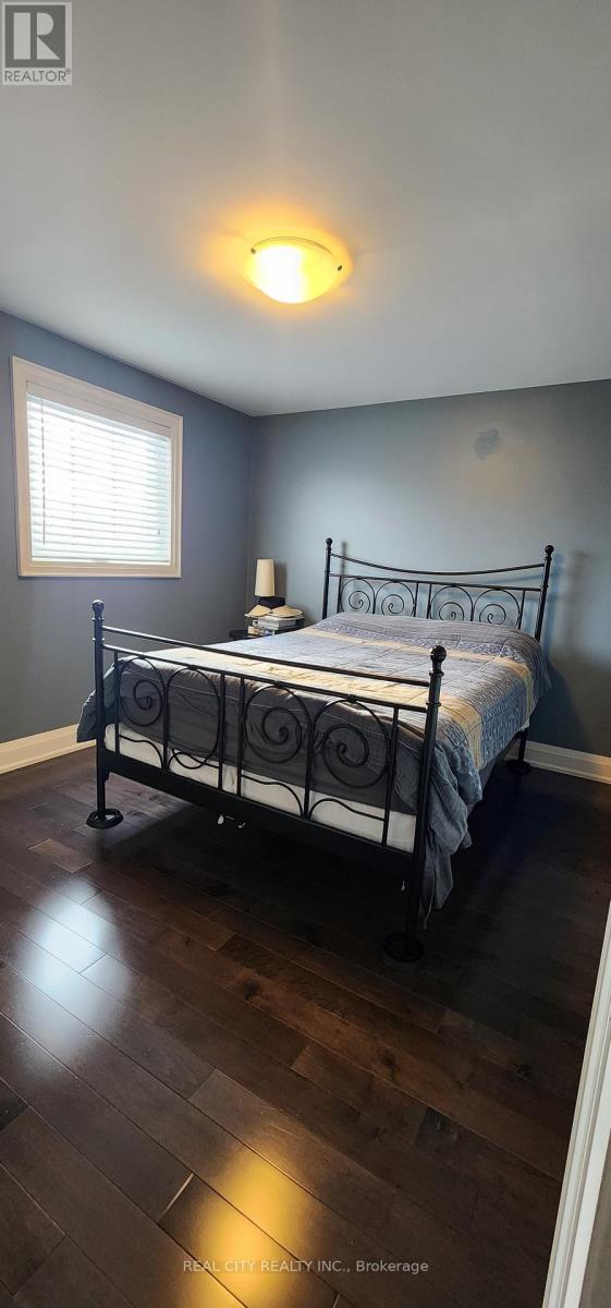 229 Kingsbridge Garden Circle, Mississauga, ON - Indoor Photo Showing Bedroom