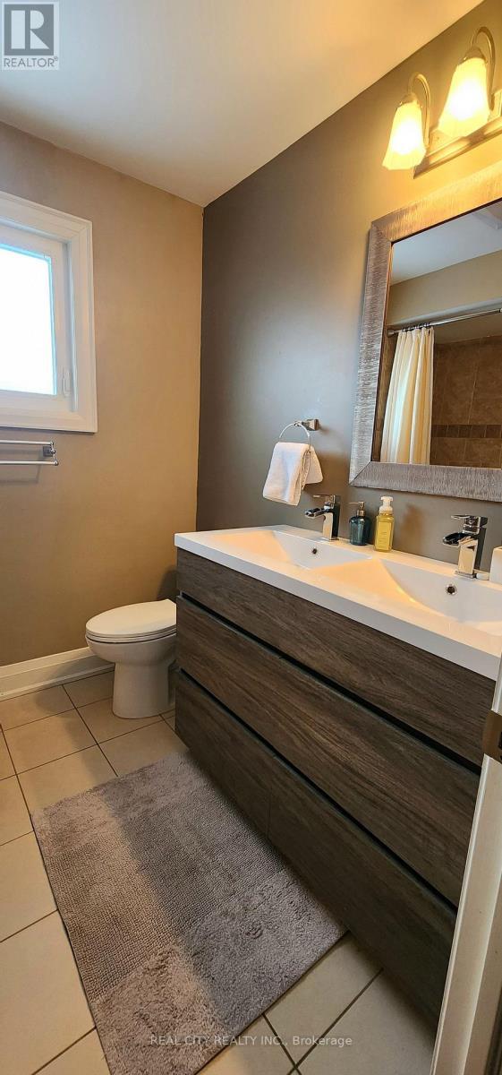 229 Kingsbridge Garden Circle, Mississauga, ON - Indoor Photo Showing Bathroom