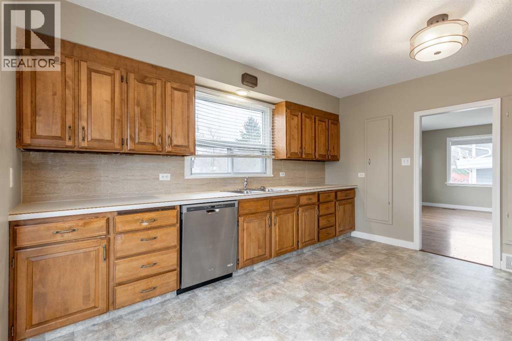 315 Dieppe Boulevard S, Lethbridge, AB - Indoor Photo Showing Kitchen