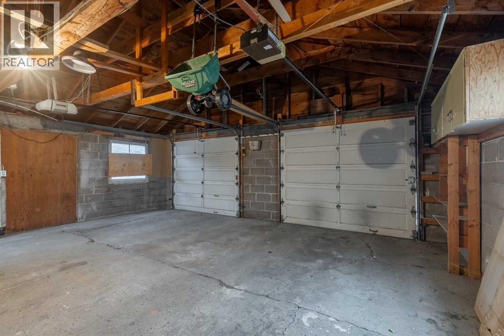 315 Dieppe Boulevard S, Lethbridge, AB - Indoor Photo Showing Garage