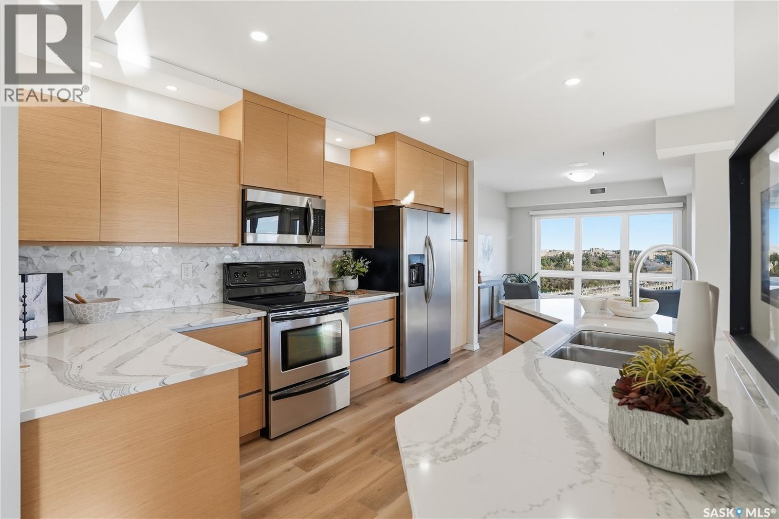 1308 902 Spadina Crescent E, Saskatoon, SK - Indoor Photo Showing Kitchen With Stainless Steel Kitchen With Double Sink