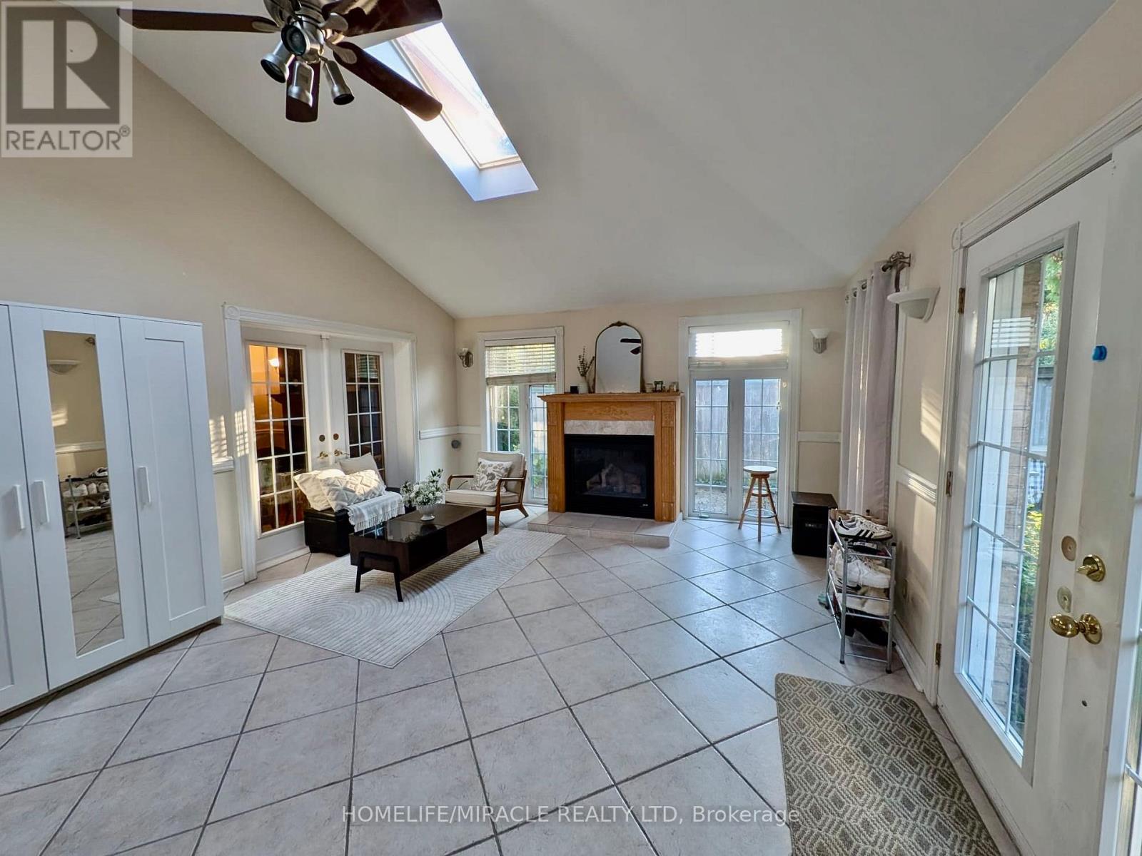 515 Louis Drive, Mississauga, ON - Indoor Photo Showing Living Room With Fireplace
