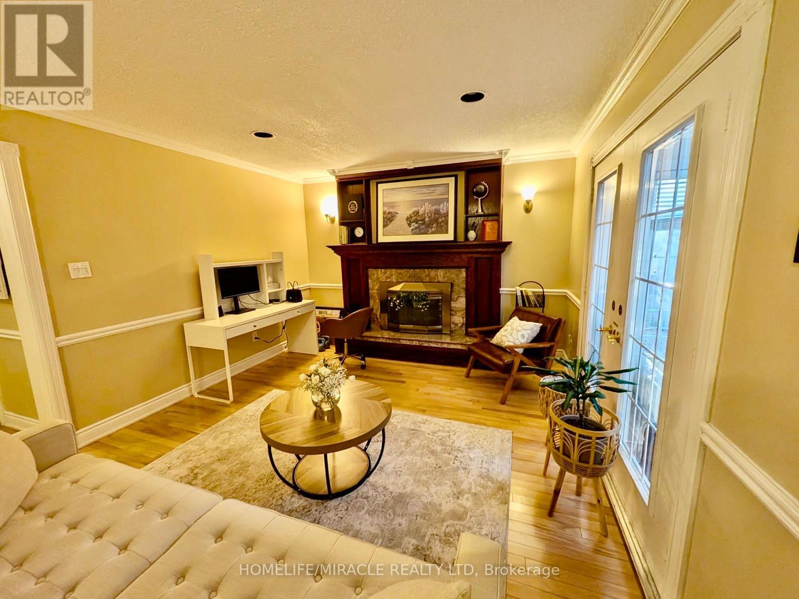 515 Louis Drive, Mississauga, ON - Indoor Photo Showing Living Room With Fireplace