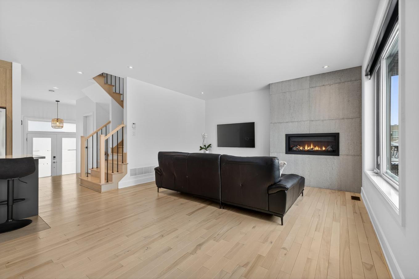 Salon - 539 Rue Des Anémones, Saint-Jean-Sur-Richelieu, QC - Indoor Photo Showing Living Room With Fireplace