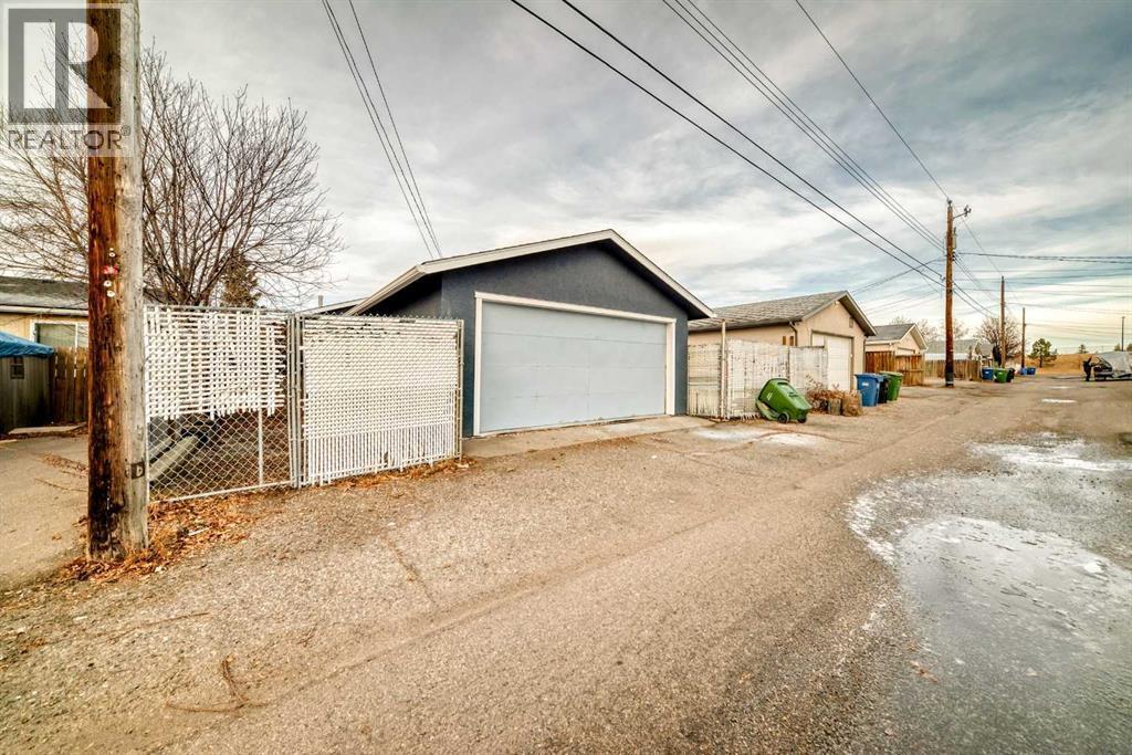 1242 Mardale Drive Ne, Calgary, AB - Outdoor