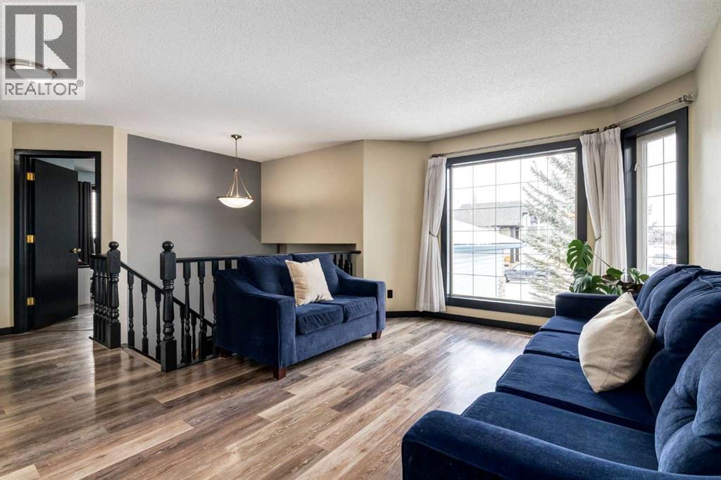 140 Stonegate Close Nw, Airdrie, AB - Indoor Photo Showing Living Room