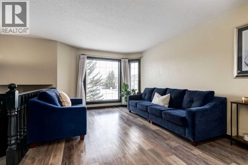 140 Stonegate Close Nw, Airdrie, AB - Indoor Photo Showing Living Room