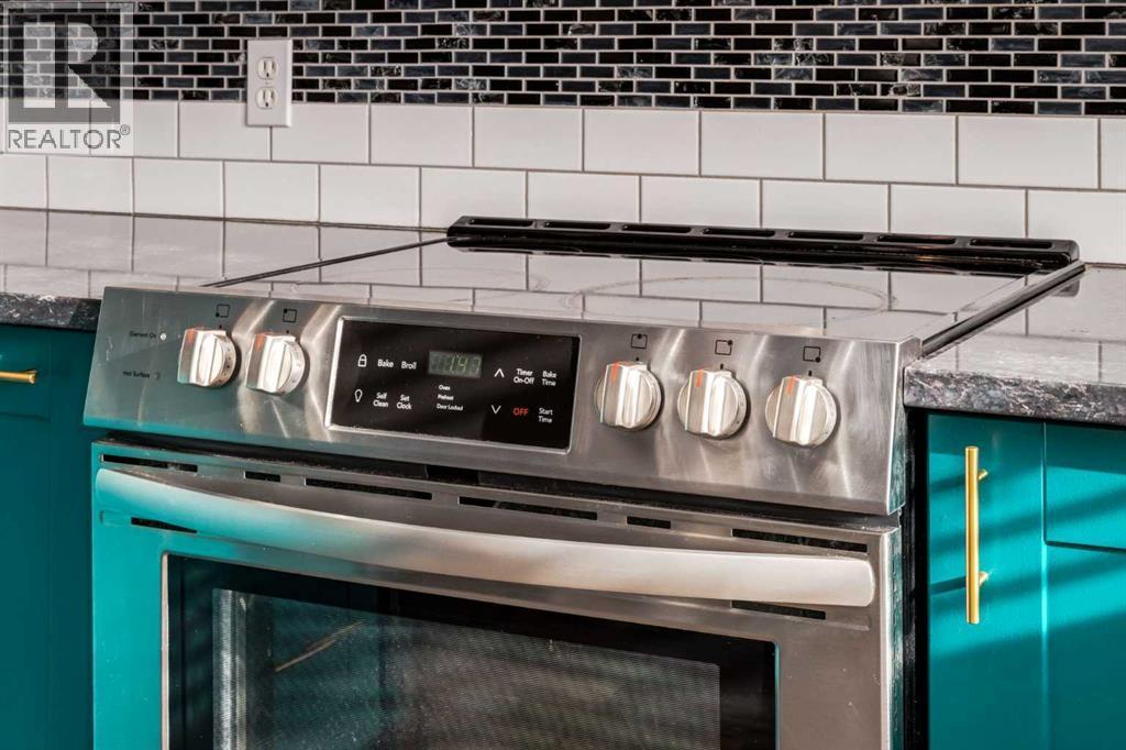 140 Stonegate Close Nw, Airdrie, AB - Indoor Photo Showing Kitchen